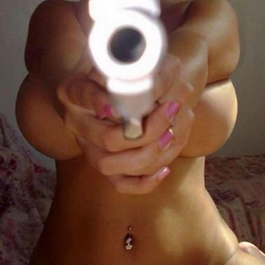 femme-nue-pistolet