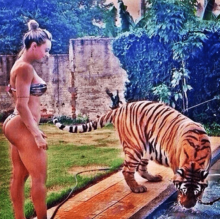 femme-tigre-jardin