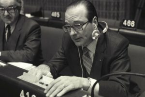 Contesté dans son propre parti, Jacques Chirac annonce malgré tout sa candidature à l'élection présidentielle le 30 juin 1980. Partant avec un programme très libéral, il obtient 18 % des suffrages le 26 avril 1981. Insuffisant pour cette fois en tout cas... © Parlement européen