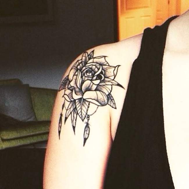 idee-tatouage-roses-noir-et-gris-femme-epaule-1429784381