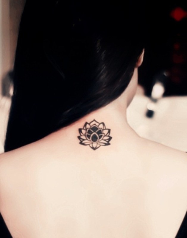 tatouage-discret-a-la-nuque-7