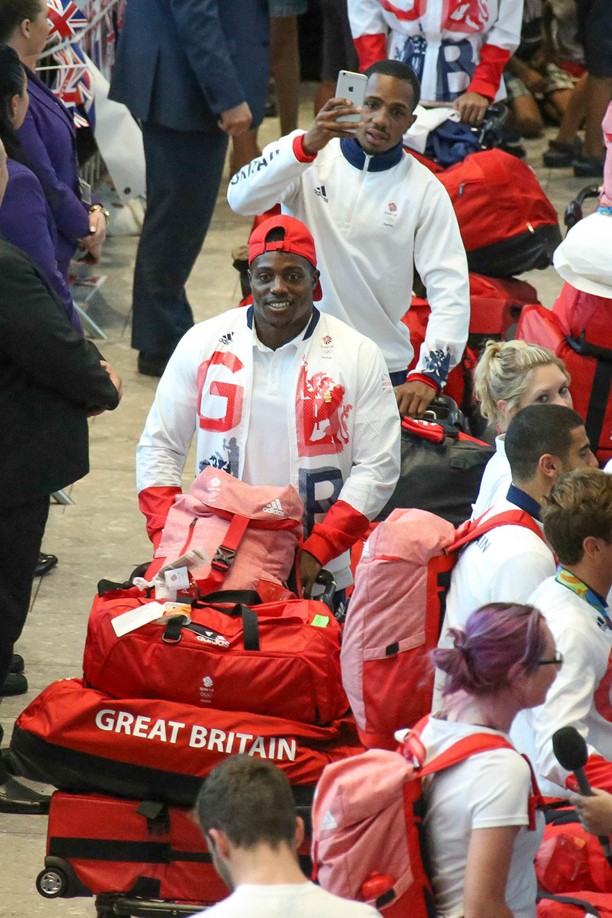 athletes-olympiques-britanniques-sacs-rouges-05