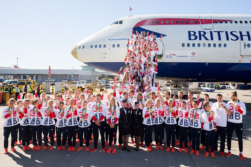 athletes-olympiques-britanniques-sacs-rouges-06